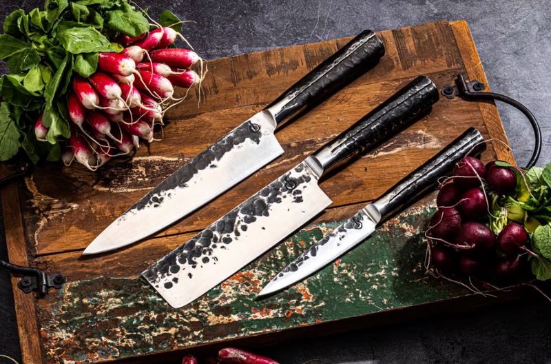 Forged Intense messenset in gebruik vlees snijden op snijplank BBQ