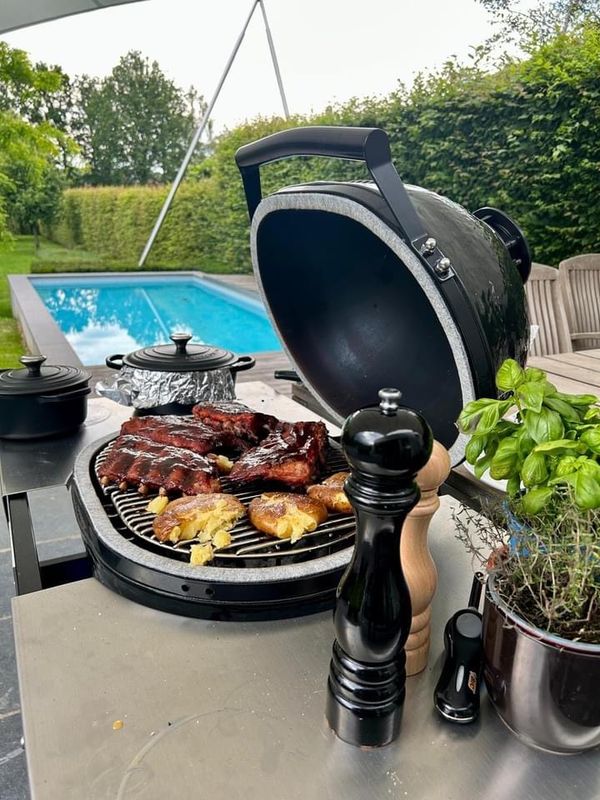 Kamado workshop begeleider demonstreert kooktechniek op kamado MeatMan