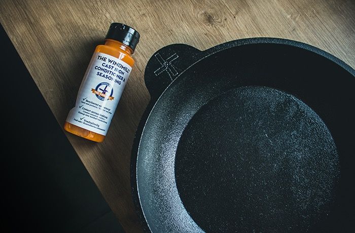 The Windmill Seasoning in gebruik gietijzeren pan inseizen behandelen