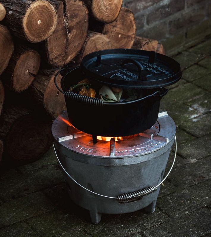 The Windmill Dutch Oven in gebruik stoofpot bereiding op kamado BBQ vuur