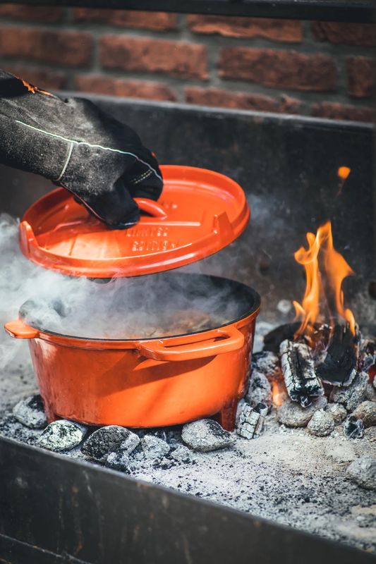 The Windmill Dutch Oven Limited Edition stoofpot op kamado vuur BBQ sfeer