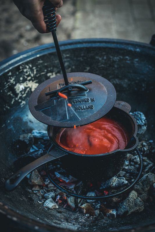 The Windmill Lid Lifter S in gebruik Dutch Oven deksel veilig openen