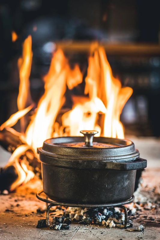 The Windmill Trivet in gebruik Dutch Oven erop geplaatst tafel beschermd