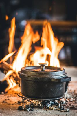 The Windmill Trivet in gebruik Dutch Oven erop geplaatst tafel beschermd