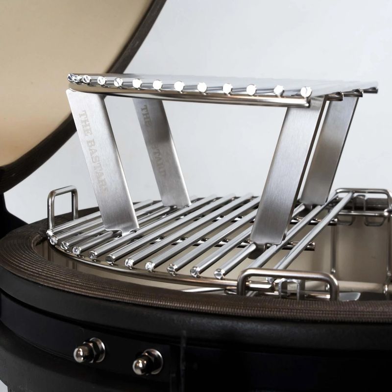 The Bastard Grill Pins in gebruik rooster stabiel in kamado BBQ gefixeerd