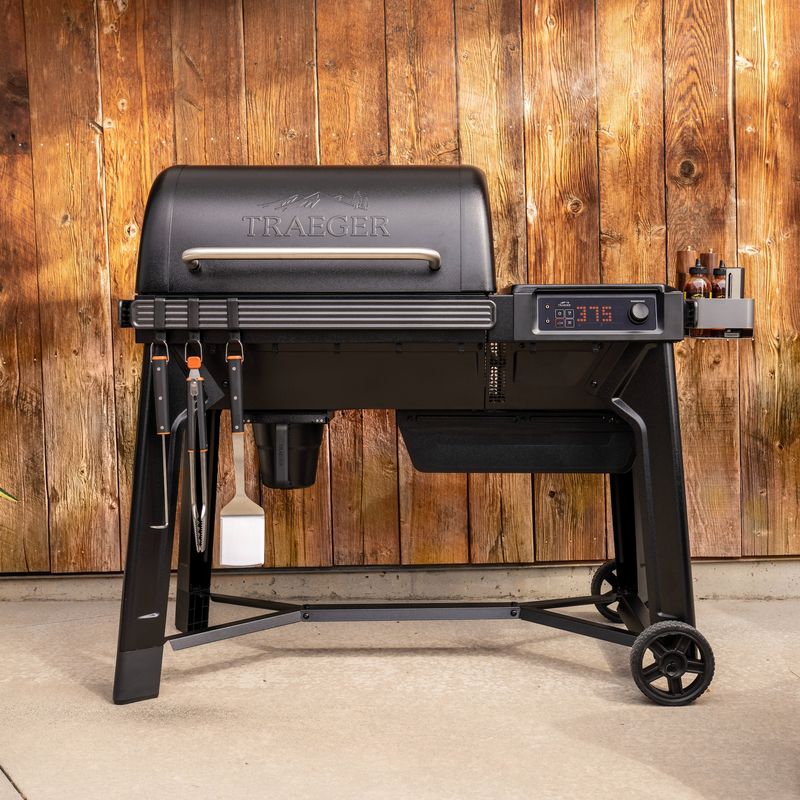 Traeger Woodridge open kookrooster vlees BBQ WiFi bediening in gebruik