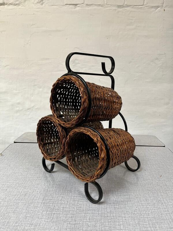 Rieten flessenhouder met metalen frame