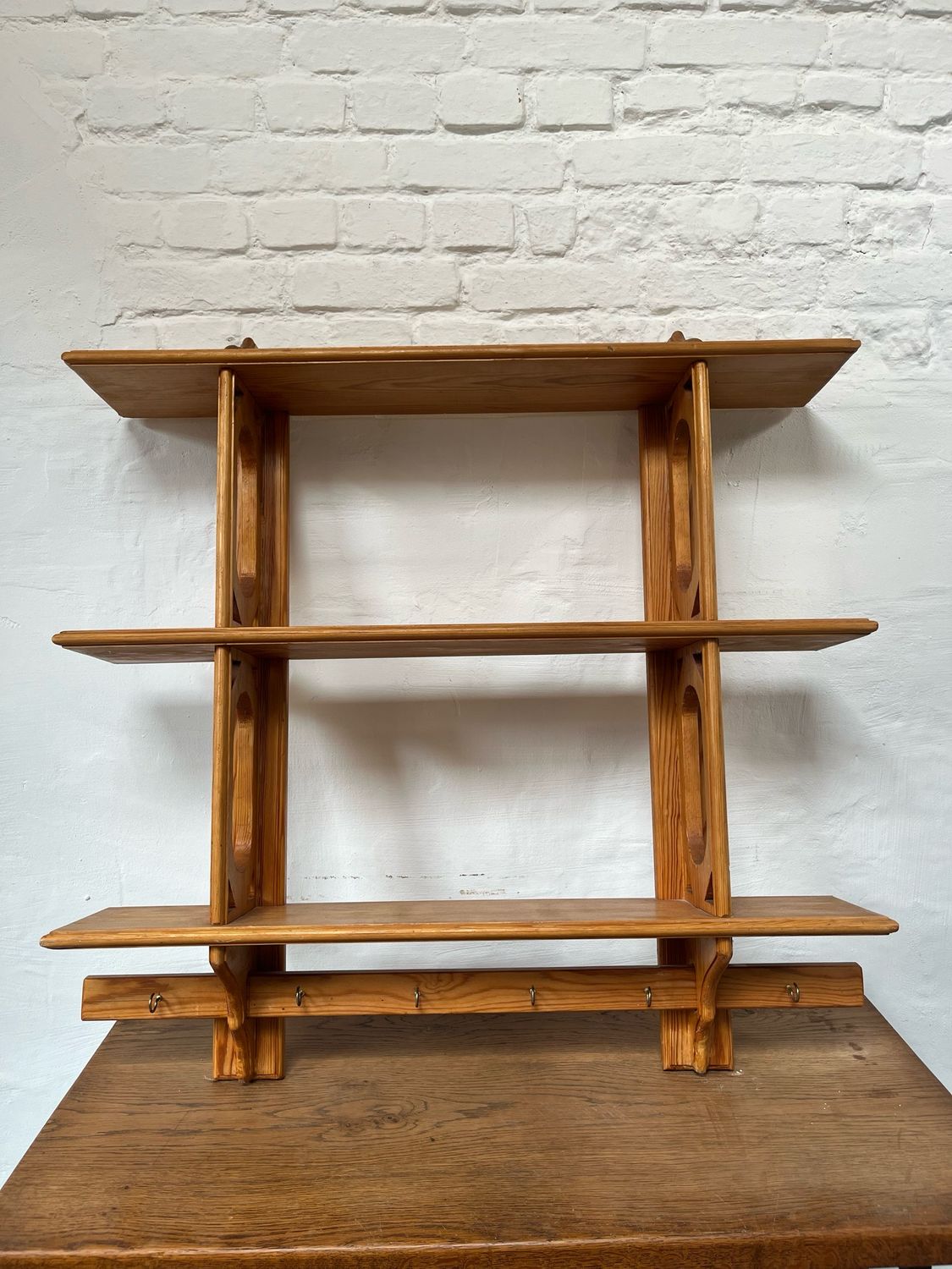 Houten rek met haakjes