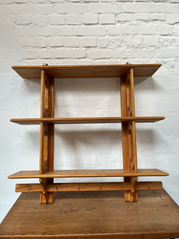 Houten rek met haakjes