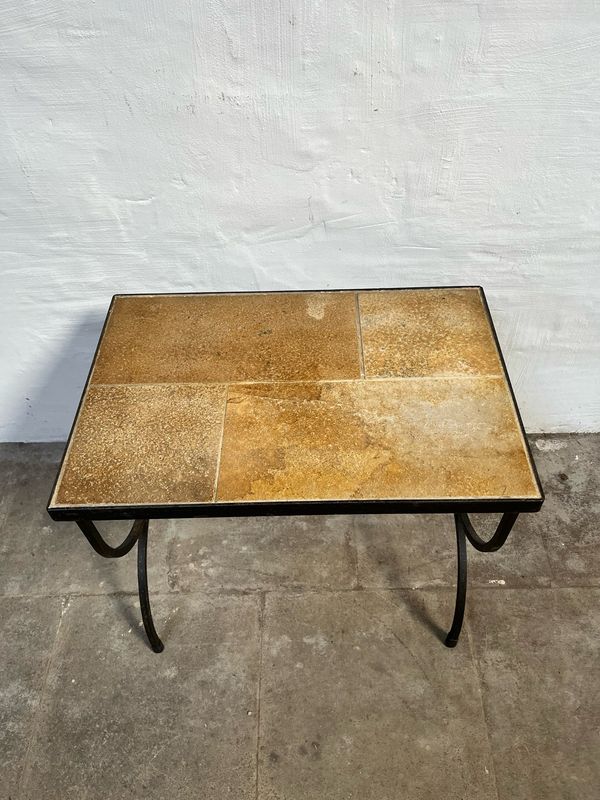 Stijlvolle bijzettafel met tegelblad
