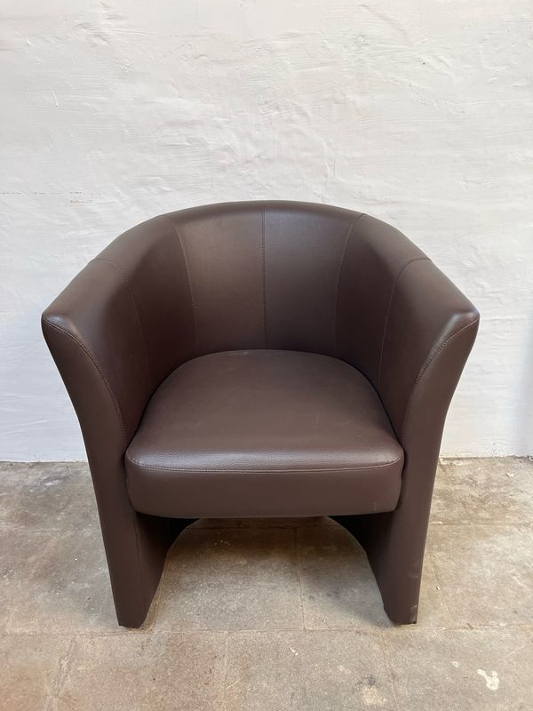 Elegante bruine kuipstoel
