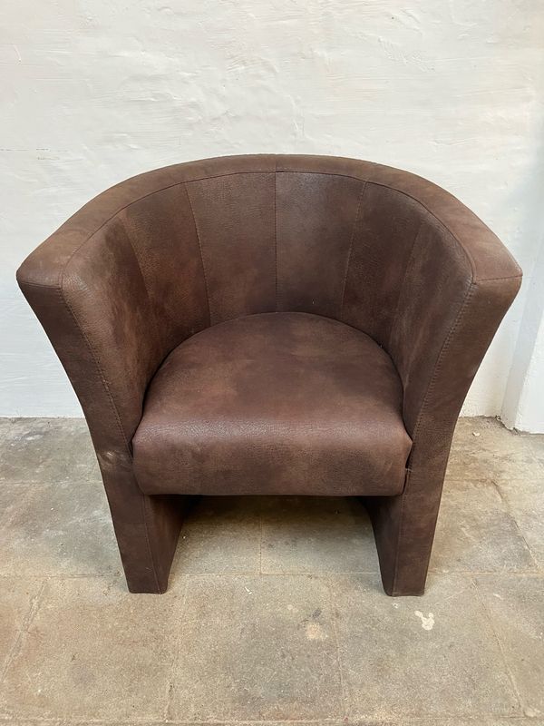 Elegante bruine kuipstoel
