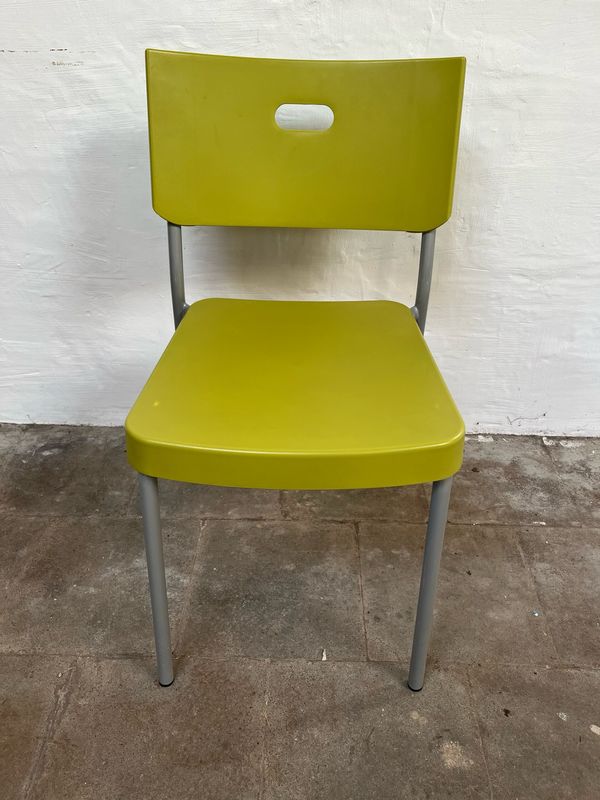 Moderne Groene Stoel met Bloemenkussen
