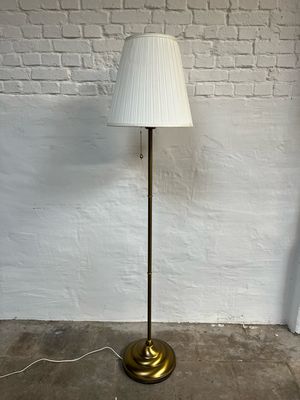 Klassieke staande lamp met goudkleurige voet