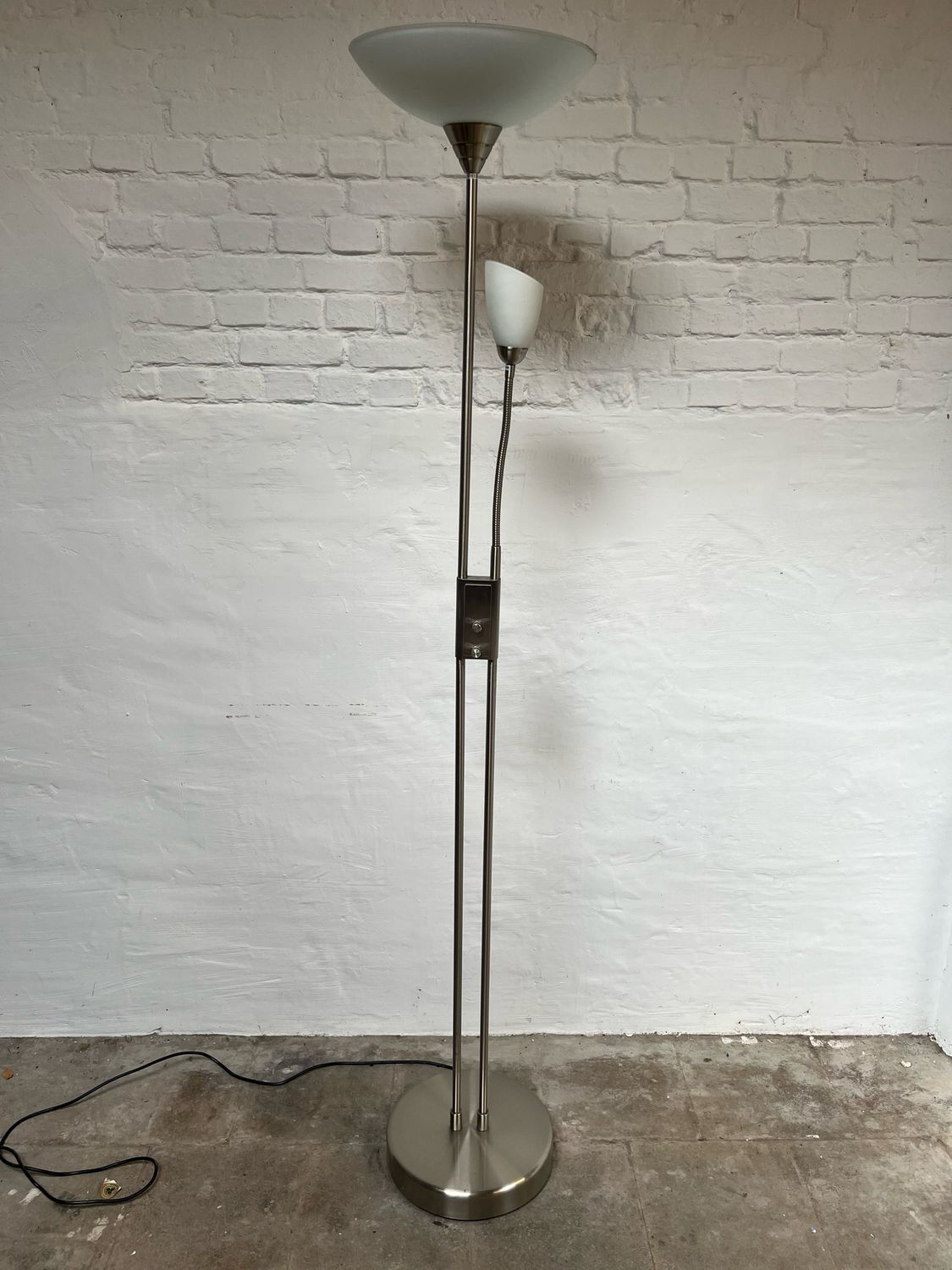 Moderne staande lamp met dubbele verlichting