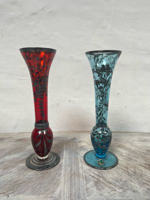 Set van twee decoratieve glazen stekjesvazen