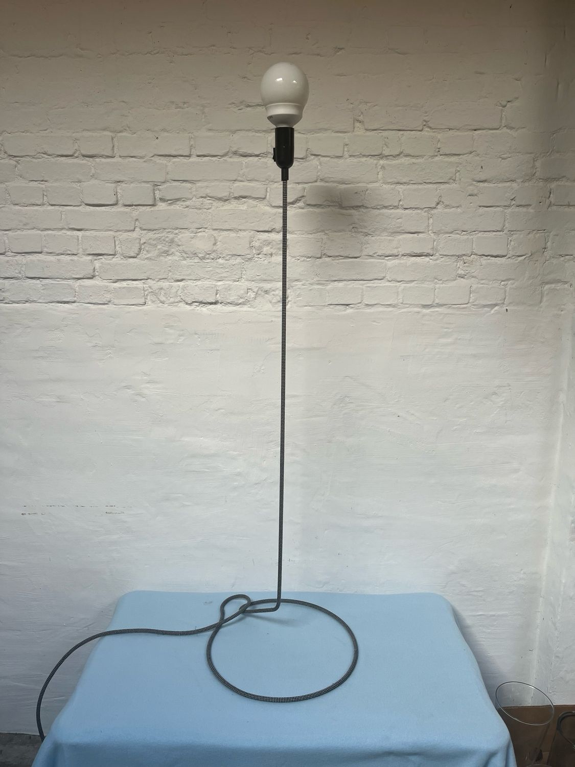 Zwevende bolvormige lamp met draadvormige standaard
