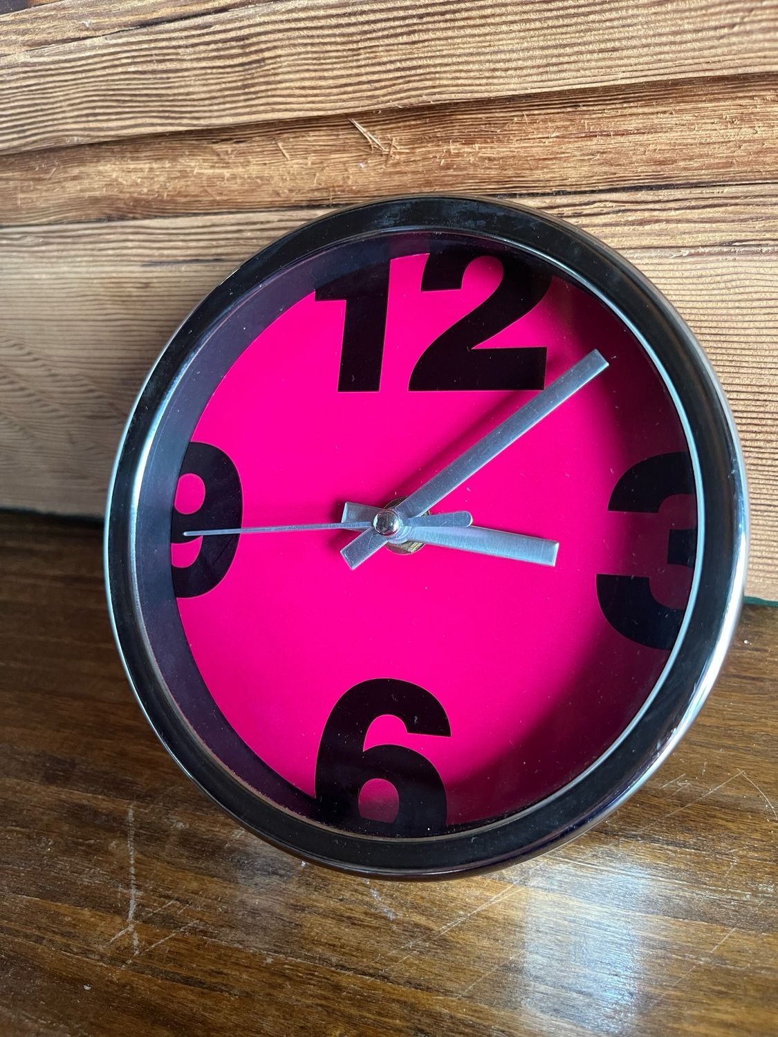 *Kleine klok met roze wijzerplaat