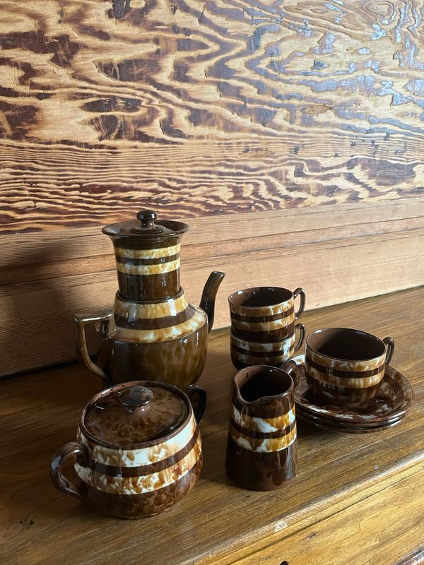 *Bruin en crème drip-glaze keramisch servies