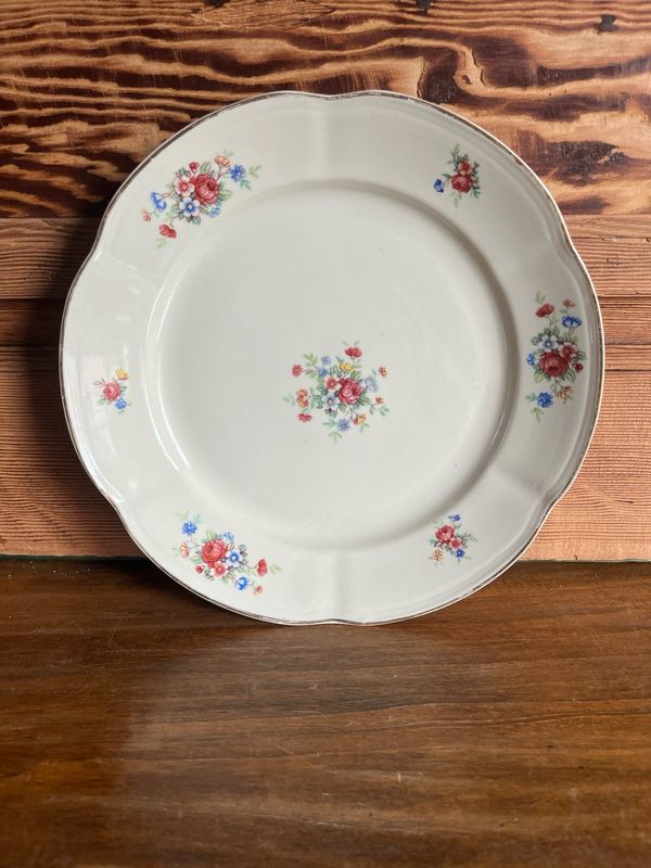 *Dinerbord met bloemen motief