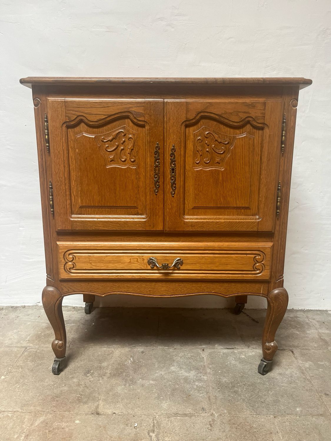 *Drank cabinet op wielen