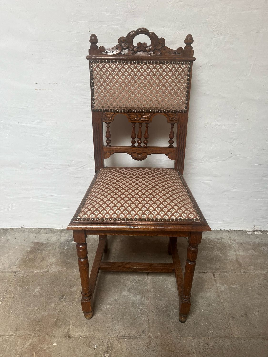 *Houten stoel met fluwelen zit