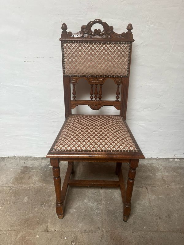 *Houten stoel met fluwelen zit