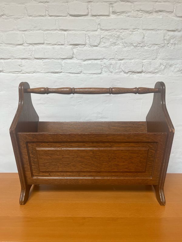 *Houten krantenmandje