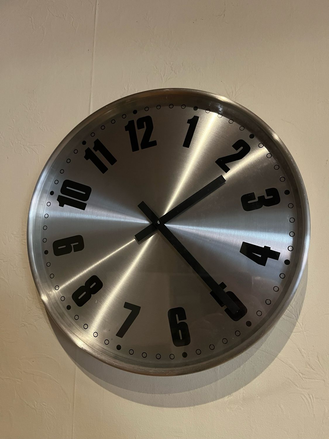 Metalen muurklok
