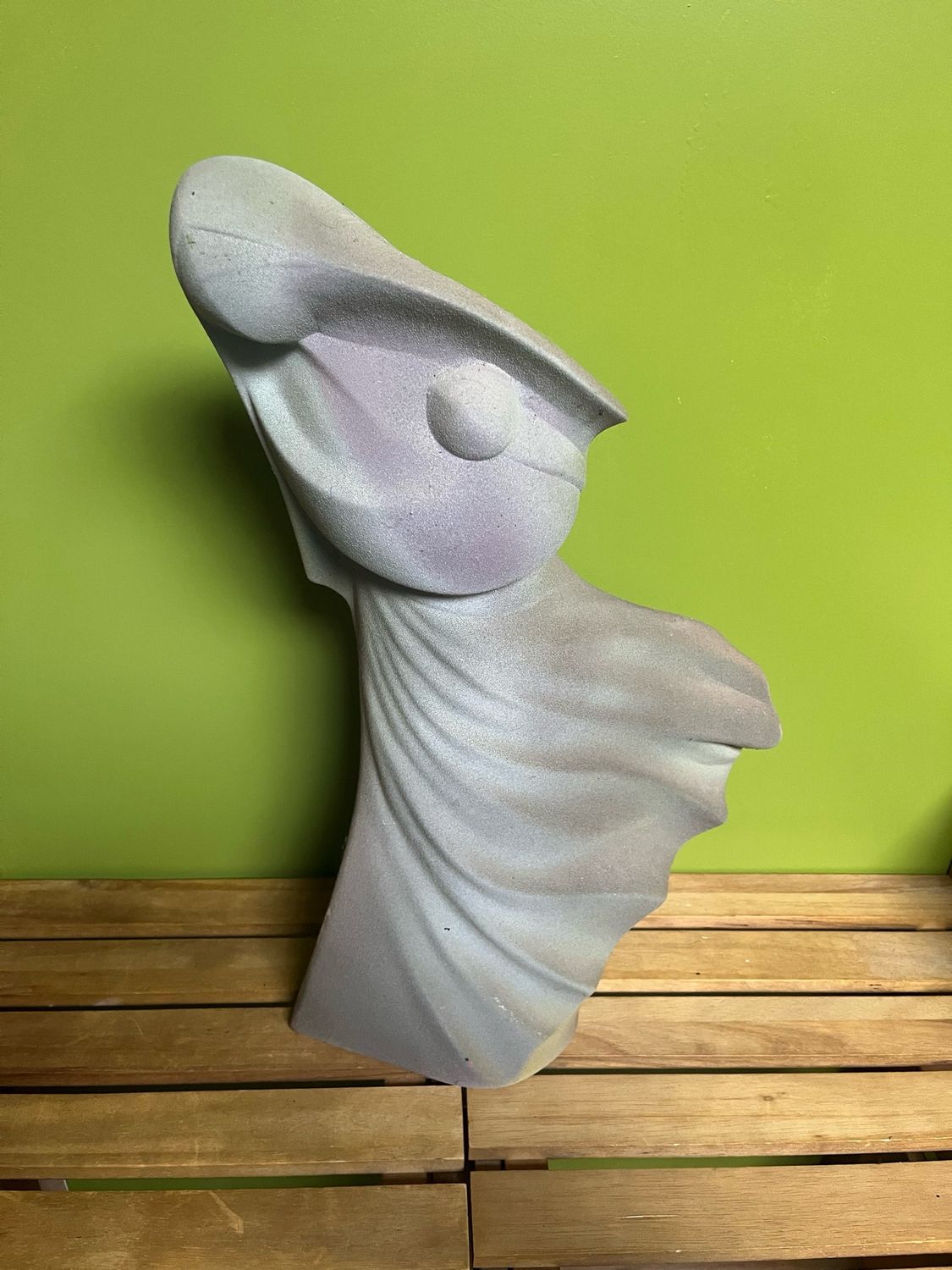 Moderne moeder met kind uit terracotta