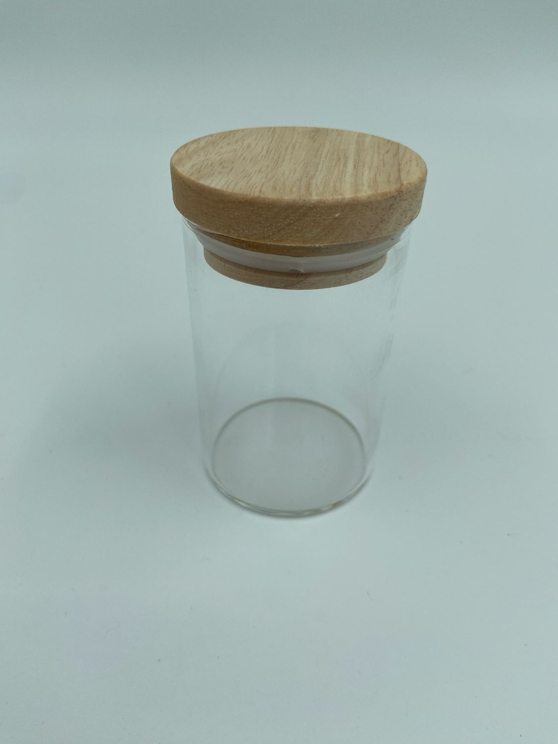 Glazen potje met houten deksel