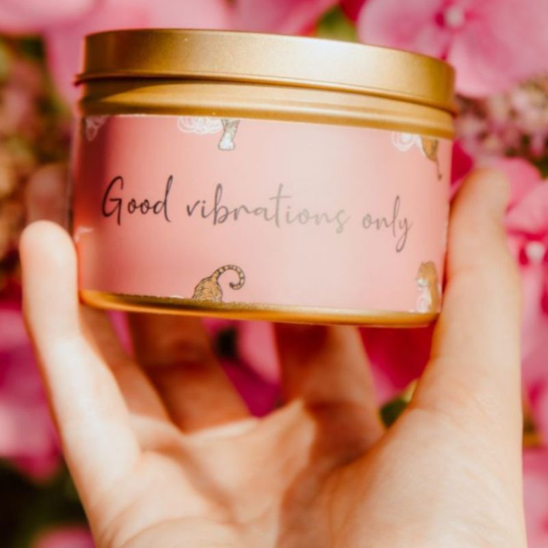 Quote kaars in gouden blik – Good vibrations only