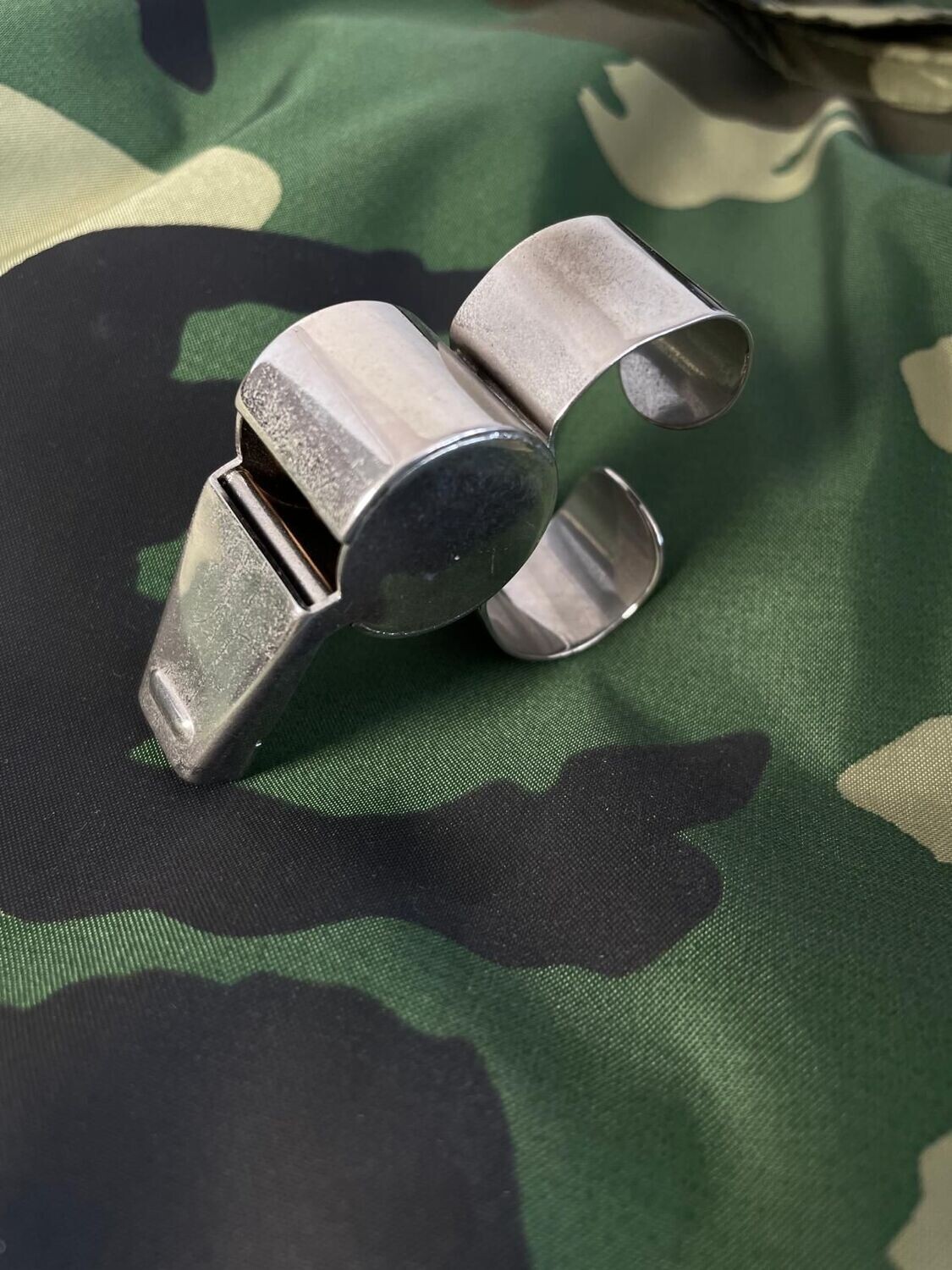 Fischietto in metallo con gancio per dita