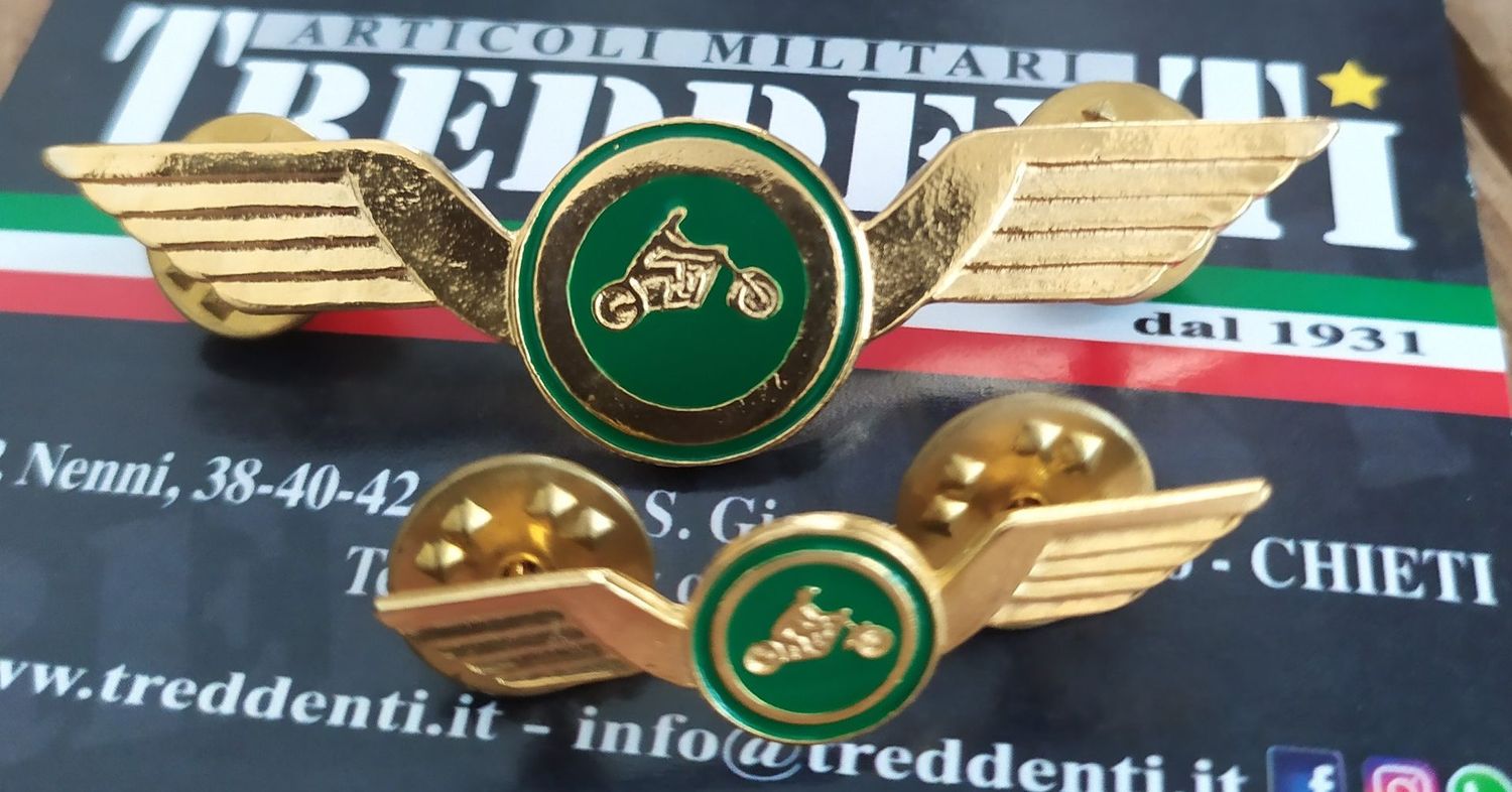 Brevetto ali guida veloce moto fondo verde