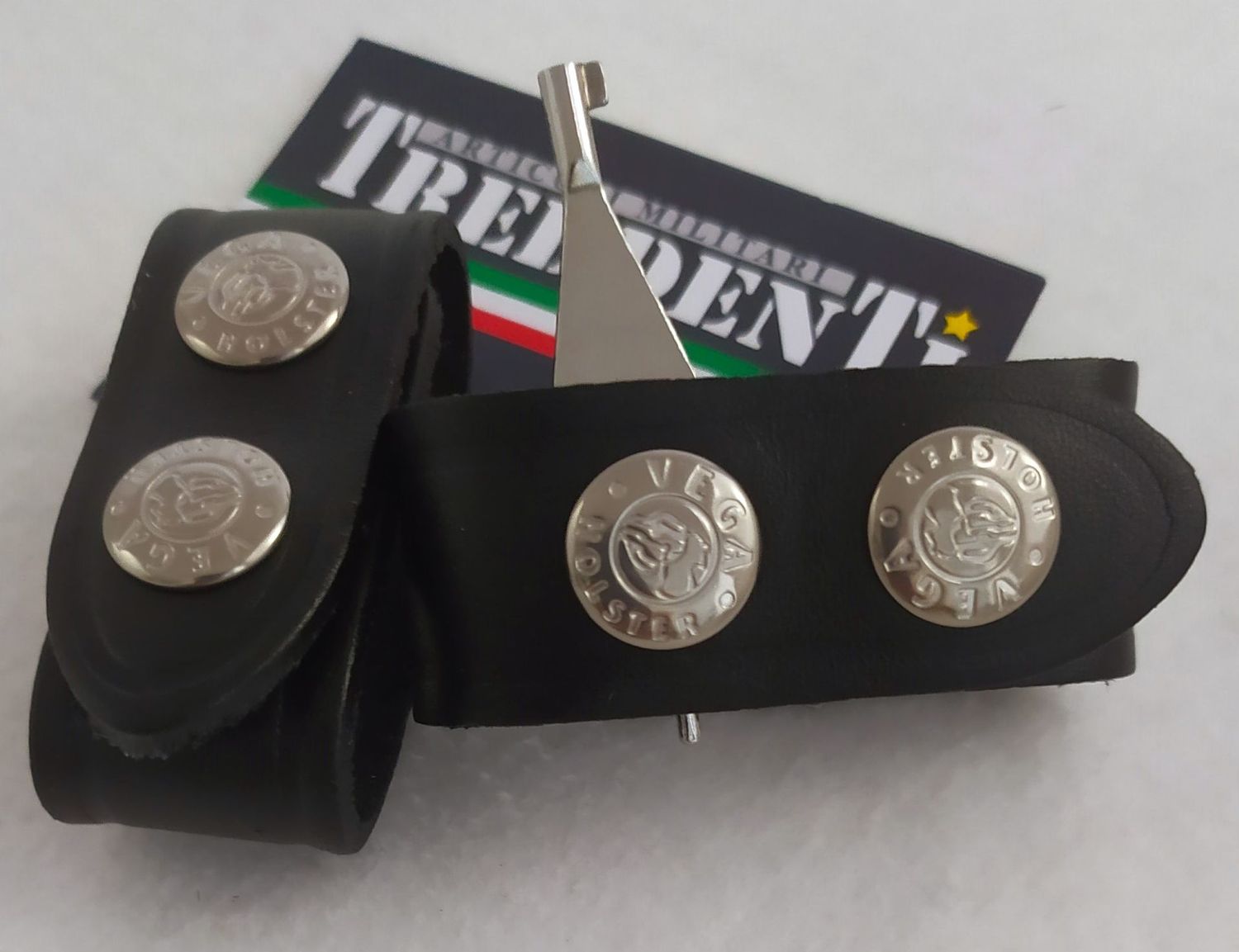 Distanziale in pelle con doppio bottone e chiave manette.
