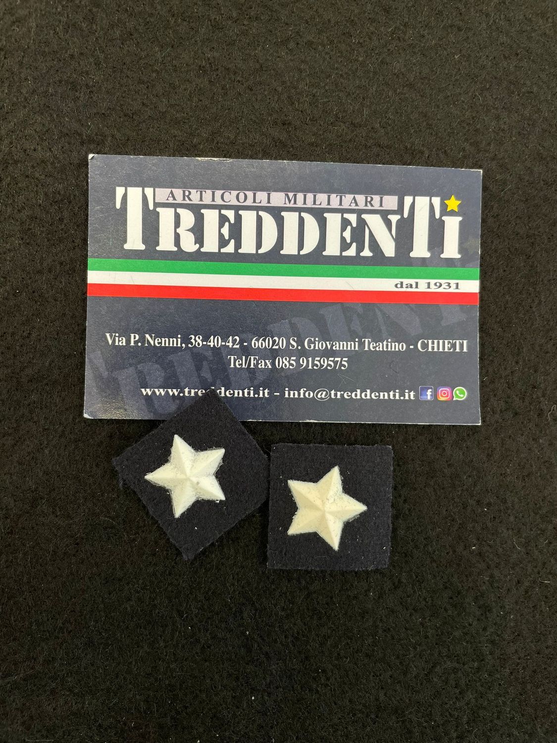 Paio Stelle Plastica Su Panno Blu Paio Stelle Plastica Su Panno Blu