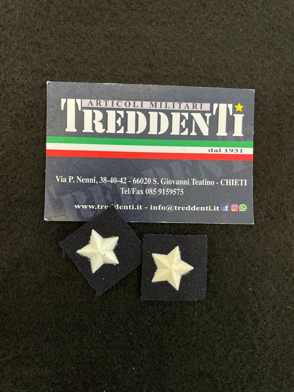Paio Stelle Plastica Su Panno Blu