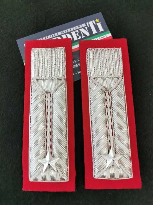 Alamari ricamati spigati da giacca con stelle metalliche Alamari ricamati spigati da giacca con stelle metalliche