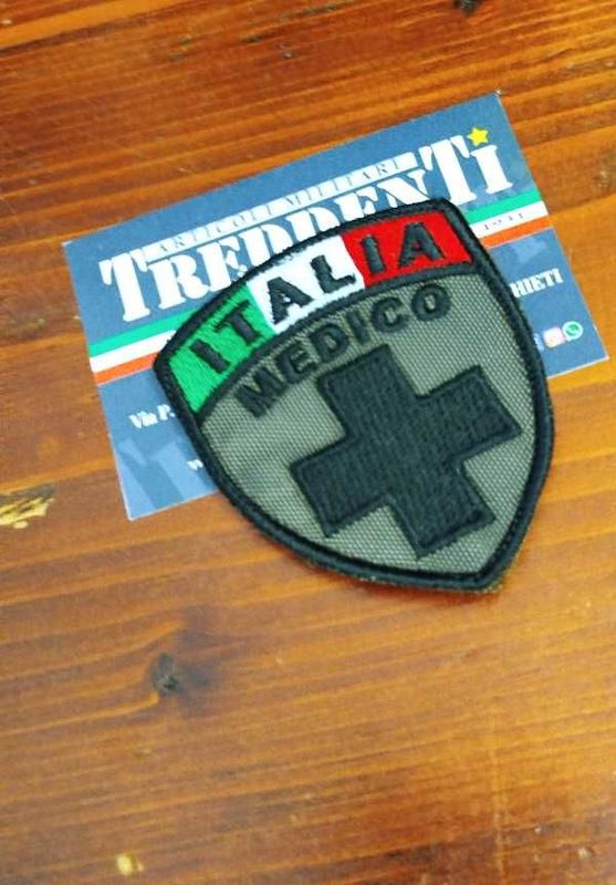 Toppa scudetto ricamata velcro CRI militare MEDICO su fondo verde OD