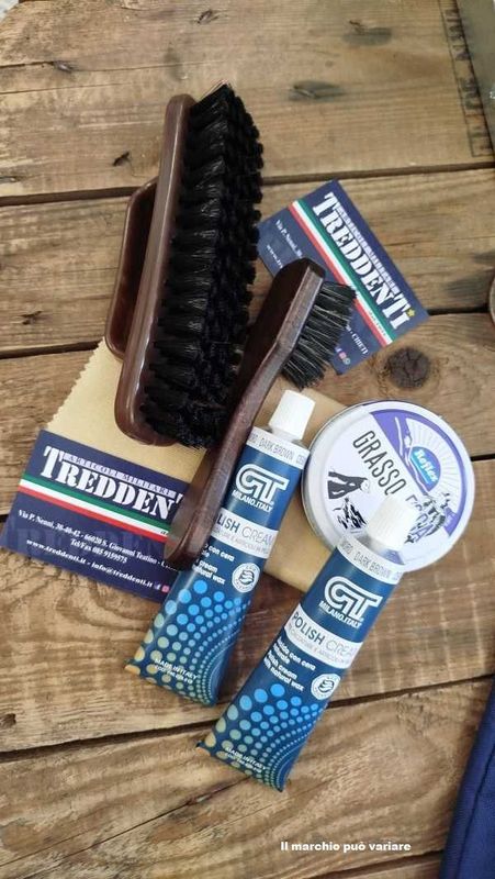 Kit spazzola con manico spandi-cromatina + spazzola piccola spandi-grasso + 2 tubetti cromatina colore testa di moro + scatolina grasso di foca + panno per lucidare