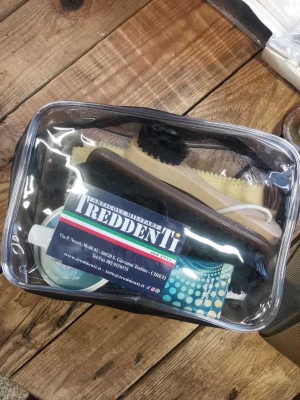 Kit in giberna trasparente contenente spazzola con manico spandi-cromatina + spazzola piccola spandi-grasso + 2 tubetti cromatina colore testa di moro + scatolina grasso di foca + panno per lucidare