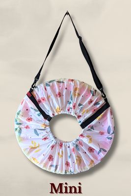 Mini Bloom Bag „Summer Petals“ – Kompakte Hula Hoop Tasche für 75-90er Reifen (weiß mit roten Blümchen)