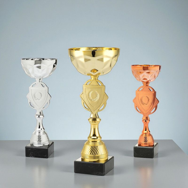 Pokal-Set „Power Cup“ mit drei Metallpokalen in Gold, Silber und Bronze auf schwarzen Marmorsockeln, unterschiedliche Höhen, 