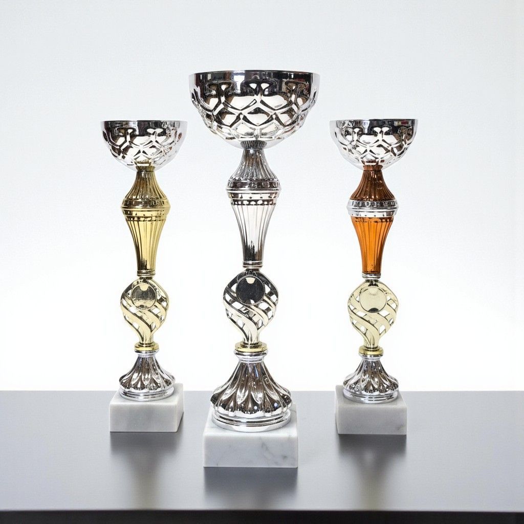 Pokal-Set „Kallisto“ mit drei Pokalen in unterschiedlichen Höhen, silberne Schalen mit Muster, gold-, silber- und bronzefarbe