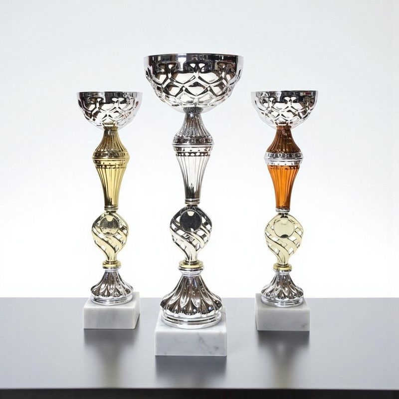 Pokal-Set „Kallisto“ mit drei Pokalen in unterschiedlichen Höhen, silberne Schalen mit Muster, gold-, silber- und bronzefarbe