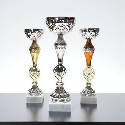 Pokal Pokal-Set „Kallisto“ mit drei Pokalen in unterschiedlichen Höhen, silberne Schalen mit Muster, gold-, silber- und bronzefarbe
