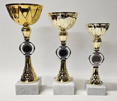 Drei Pokale der Serie ORPHEUS mit goldfarbener Schale, silber-goldenem Mittelteil mit Emblemhalter und Marmorsockel in unters