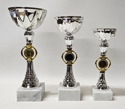 Pokal Drei Pokale der Serie EURYDIKE mit silberfarbener Schale, silber-goldenem Mittelteil mit Emblemhalter und Marmorsockel in unt