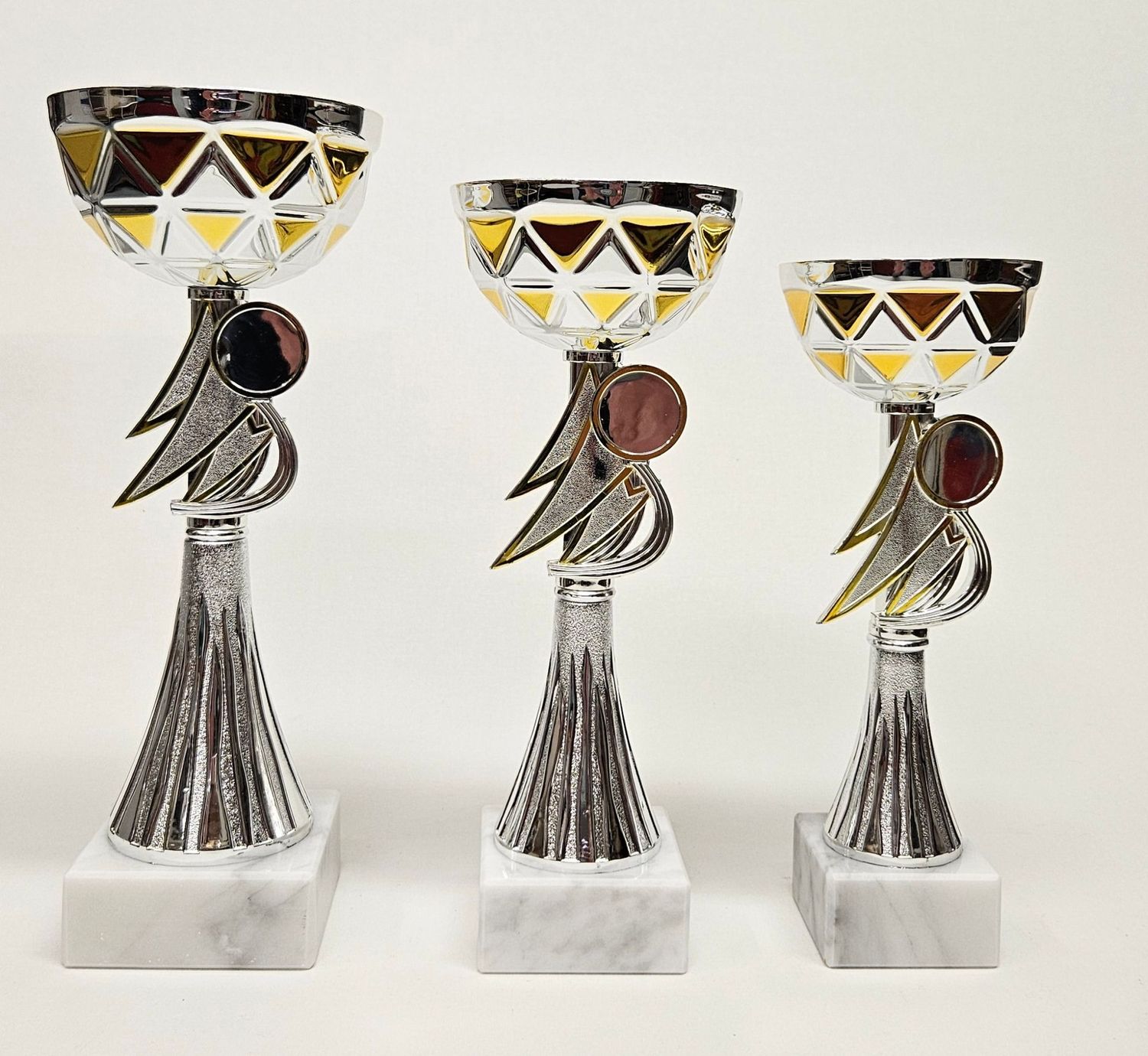 3er-Pokalset „Kaya“ mit moderner, facettierter Schale in Silber-Gold-Optik, dynamischem Mittelteil mit Emblemhalter und Marmo
