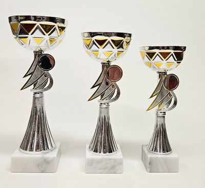 Pokal 3er-Pokalset „Kaya“ mit moderner, facettierter Schale in Silber-Gold-Optik, dynamischem Mittelteil mit Emblemhalter und Marmo